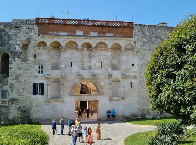 Center Perfect Spot Apartment Split