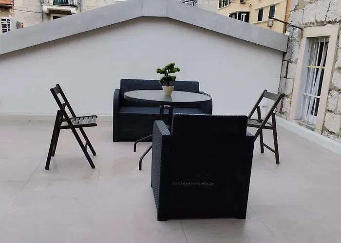 Center Perfect Spot Apartment Split